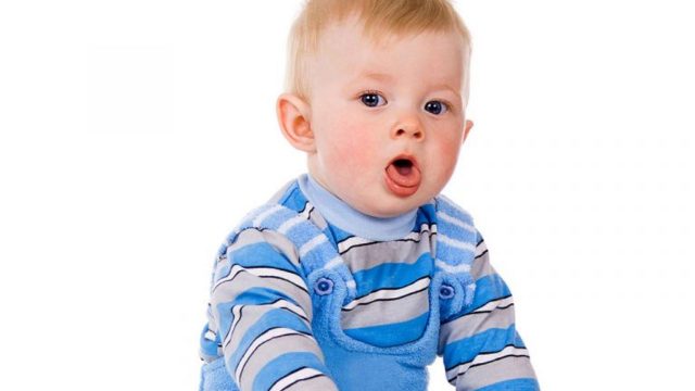 4 أسباب مرضية وراء الإصابة بالسعال الجاف عند الأطفال!