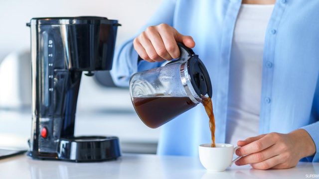 تعرفي على طريقة تنظيف آلة صنع القهوة بشكل صحيح