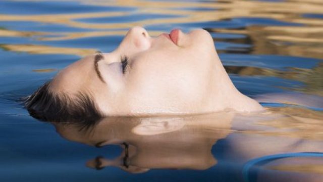 فوائد ماء البحر الصحية والجمالية .. تعرفي إليها