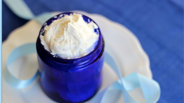 مرطبات طبيعية للبشرة ومحلية الصنع للعناية بها