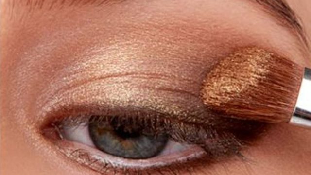 مكياج سموكي بني ولامع للسهرات الخاصة بالخطوات