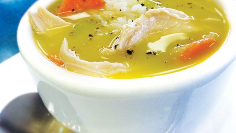 خطوات تجهيز شوربة الدجاج