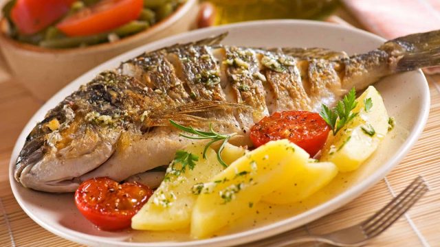 خطوات تجهيز سمك شعور مشوي