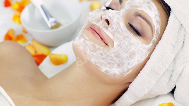 3 خلطات من الزبادي لترطيب بشرة الجسم وتنعيمه