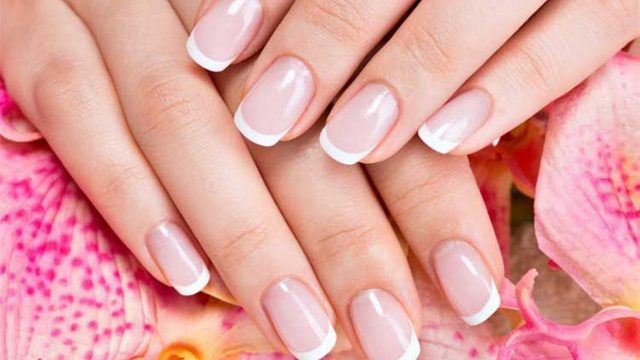 بالخطوات: اتقني طريقة تطبيق المناكير الفرنسي لإطلالة يدين أنيقة