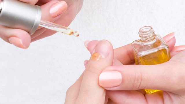 جربي سيروم الزيوت المنزلي للعناية بصحة الأظافر!