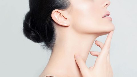 اكتشفي 5 طرق سهلة وغير مكلفة لشد الرقبة المترهلة!