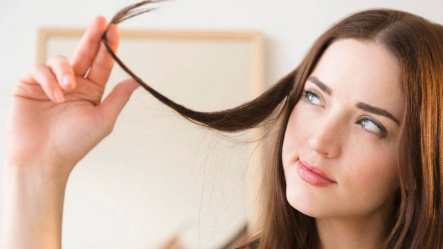 جربي وصفات الأعشاب لعلاج مشاكل الشعر المزعجة!