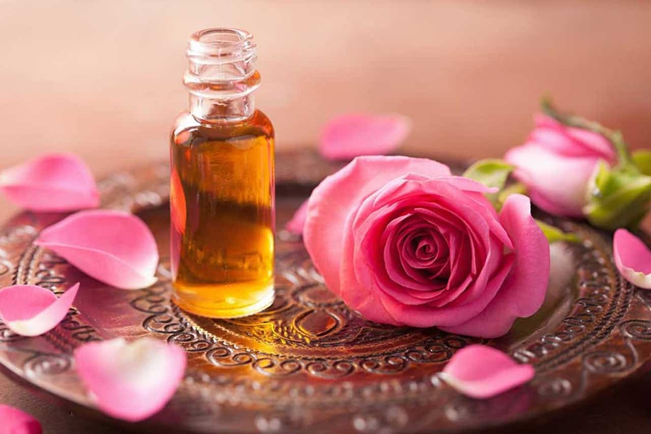 ماء الورد لتعطير الشعر