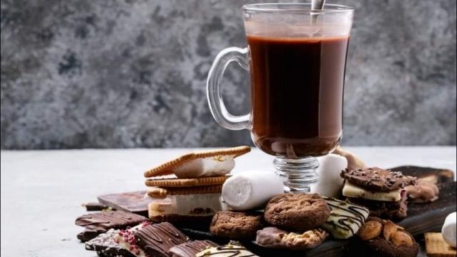 خطوات تجهيز لاتيه التمر بالشوكولاته
