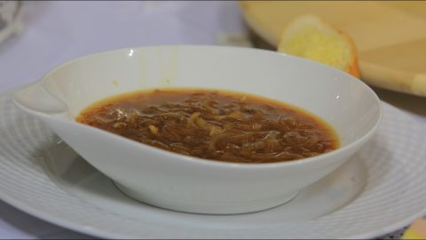 خطوات تجهيز شوربة البصل