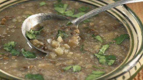 خطوات تجهيز شوربة العدس بالسلق