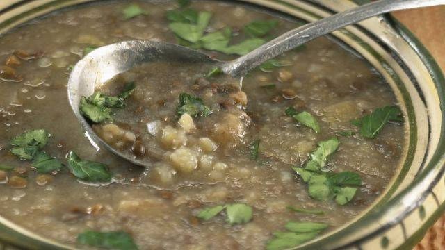 خطوات تجهيز شوربة العدس بالسلق