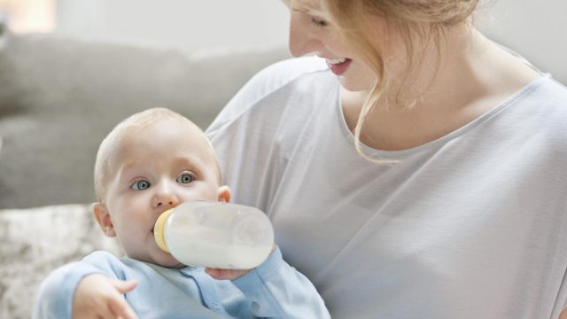 5 علامات تدل على أن طفلك الرضيع يشعر بالجوع!
