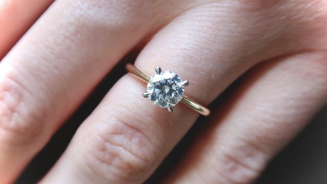 نصائح أساسية لتنظيف خاتم من الألماس بشكل صحيح