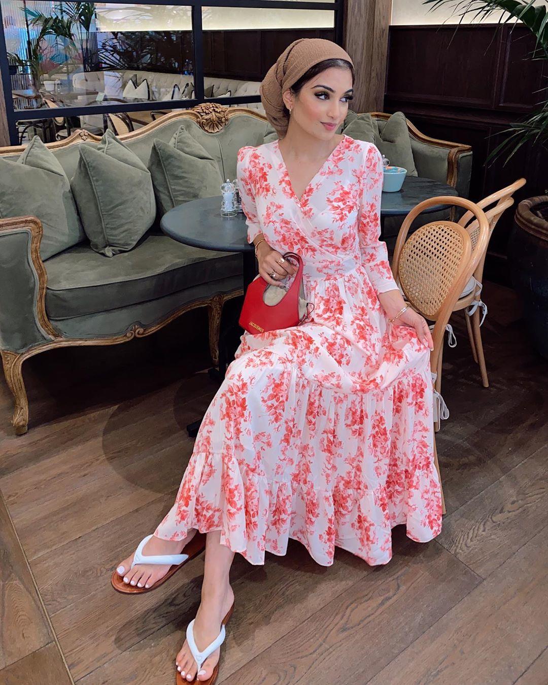 فستان باللون الأبيض بطبعة الورد باللون الأحمر نسقيه مع حجاب بلون فاتح مثل البيج.