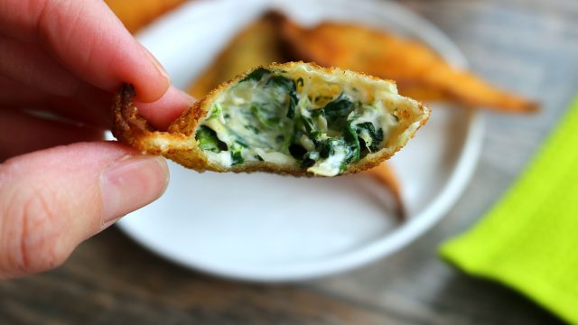 خطوات تجهيز سمبوسة بحشوة السبانخ