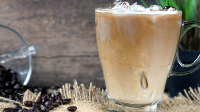 خطوات إعداد كابتشينو بالشوكولاته مثلج