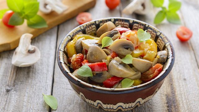 خطوات إعداد سلطة الفطر مع الخضار