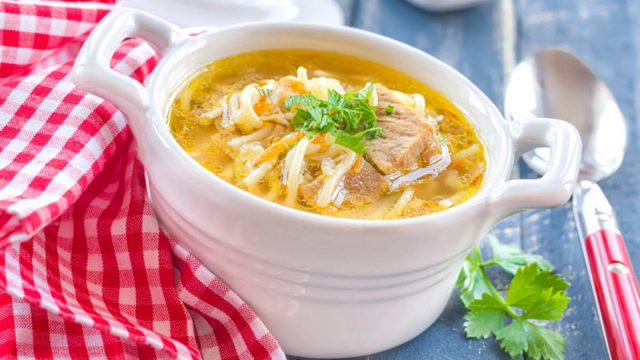 خطوات تجهيز شوربة الشعيرية بالدجاج