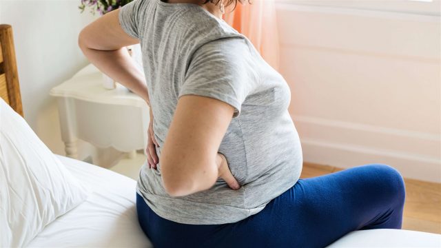 كل ما يجب أن تعرفيه عن ألم الأربطة أثناء الحمل