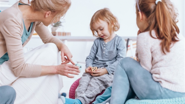 نصائح للتعامل مع مشكلة الخجل عند الأطفال