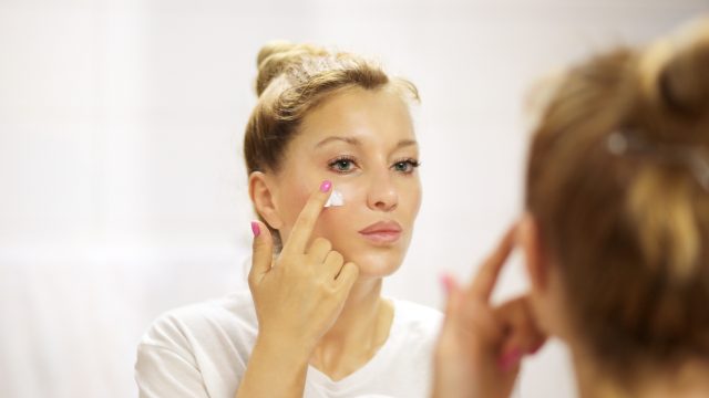 4 نصائح لاختيار الكريم المضاد للشيخوخة والمناسب للبشرة