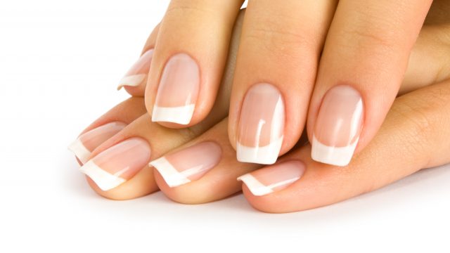 مواد منزلية بديلة لتبييض الأظافر بسهولة!