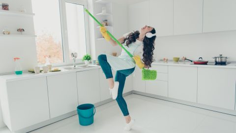 كيف تتجنبين الإصابة بحساسية الغبار أثناء تنظيف المنزل؟