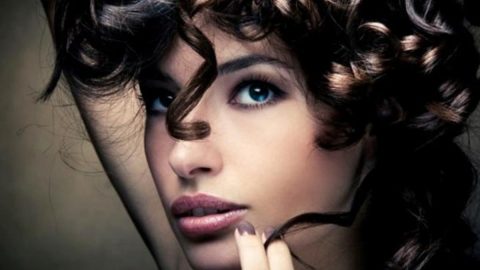 تعرفي على فوائد زيت مونوي للشعر وطرق استخدامه