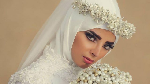 بالصور: اكتشفي أجمل أفكار أطواق الورد مع الحجاب للعروس