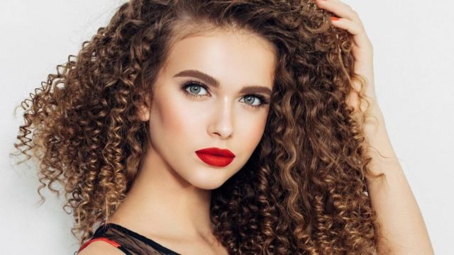 يزعجك شعرك المجعد؟ تعلمي طرق تنعيمه في أسبوع!