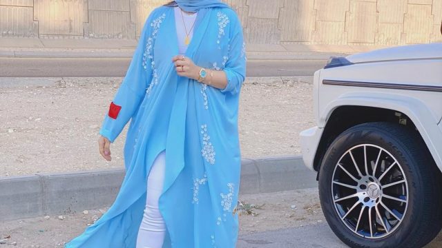 5 أفكار لتنسيق العباية مع البنطلون بأسلوب أنيق