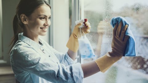 3 وصفات منزلية عضوية لتنظيف زجاج النوافذ بسهولة!