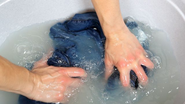 كل ما يجب أن تعرفيه عن غسل ملابس الصوف قبل تخزينها