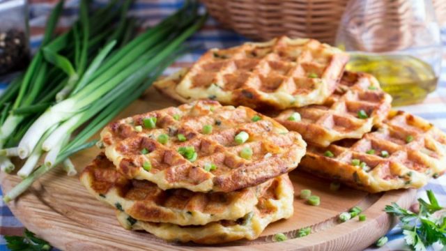 خطوات تجهيز وافل البطاطس