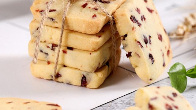 خطوات تجهيز بسكويت توت أحمر مجفف