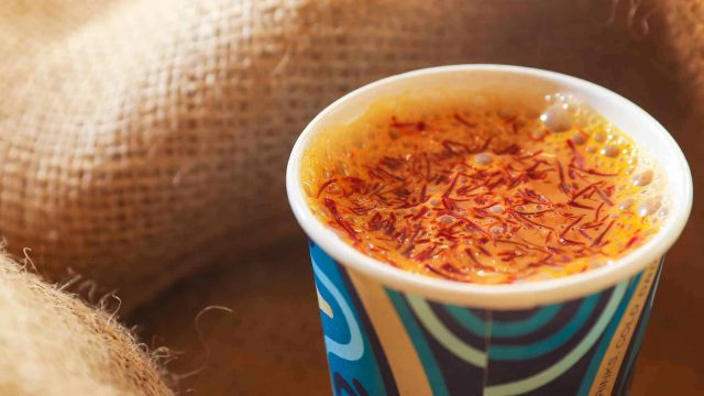 خطوات تجهيز شاي الزعفران