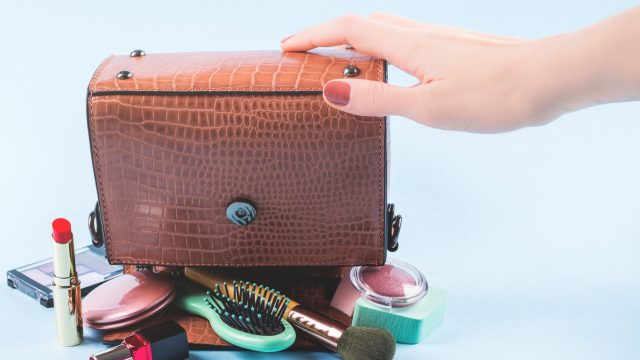 اكتشفي الطريقة الصحيحة لتنظيف حقيبة المكياج