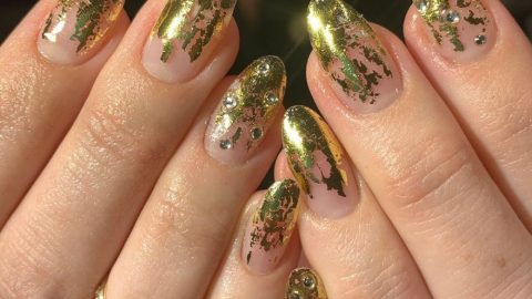 اكتشفي أجمل نقوش طلاء الأظافر بلمسة ذهبية للسهرات