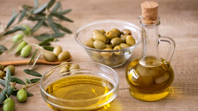 جربي وصفات زيت الزيتون العضوي للعناية بالبشرة والشعر هذا الصيف!