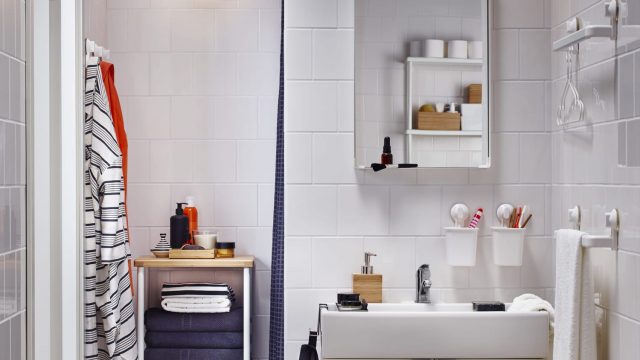 بالصور: ديكورات عصرية باللون الأبيض للحمامات الصغيرة 2021