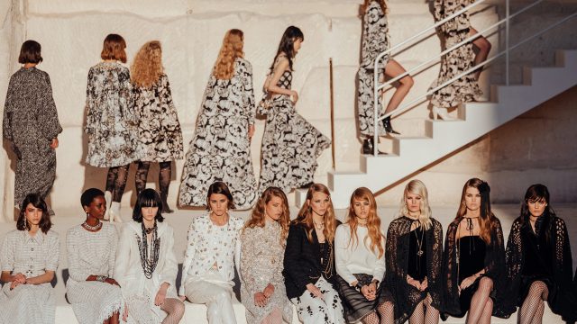 4 صيحات جمالية من وحي عرض شانيل 2022.. تعرفي إليها