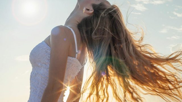 4 علاجات منزلية لتقشر الجلد بعد ضربة الشمس