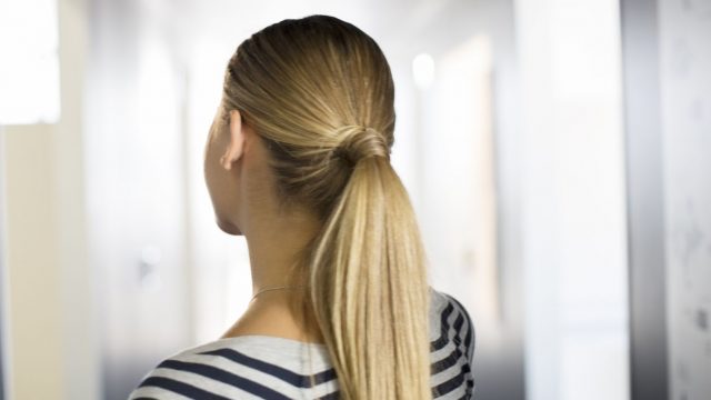 8 تسريحات ذيل حصان مبتكرة ومن وحي عروض أزياء 2021