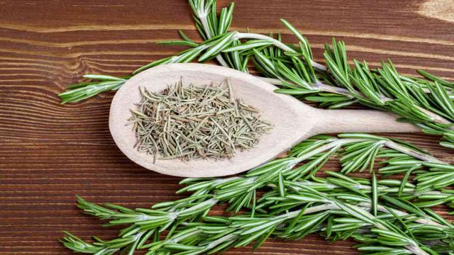 جربي روتين إكليل الجبل للعناية بالشعر الجاف