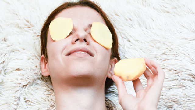 اكتشفي فوائد البطاطس لعلاج شوائب البشرة!