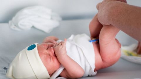 5 أخطاء تقعين فيها عند العناية بالأطفال حديثي الولادة