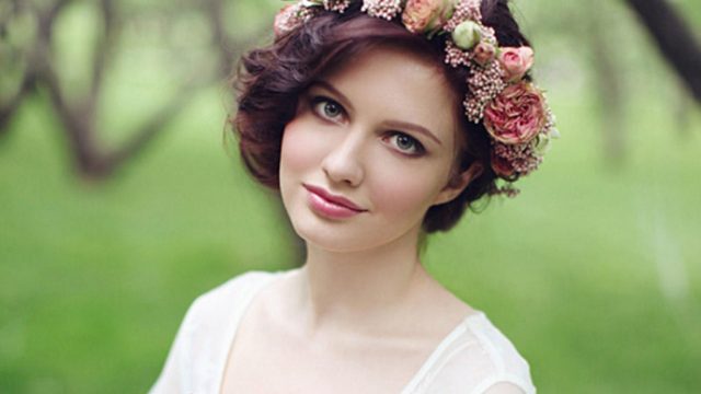 صور تسريحات شعر مزينة بالورود للعروس الناعمة