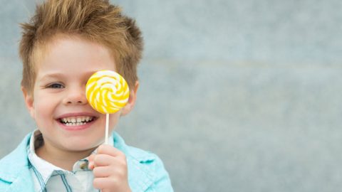 كيف تتعاملين مع رغبة الطفل المفرطة في تناول السكاكر؟